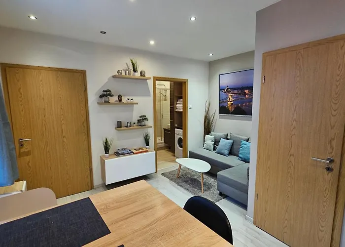 B8 Close To Great Market Hall *